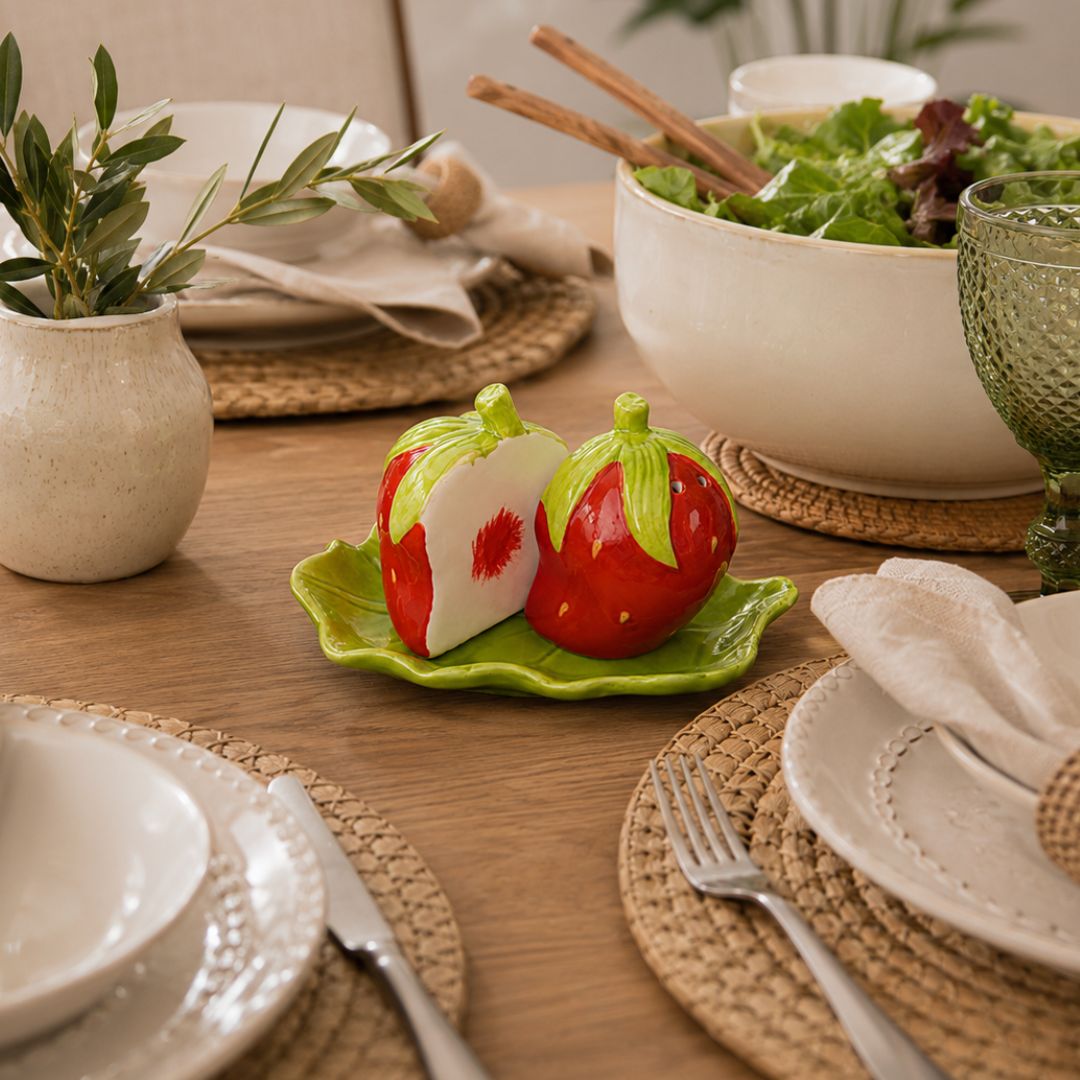 Conjunto de Saleiro e Pimenteiro Bandeja 3 Peças Cerâmica Morango Utensílio Cozinha Decoração Mesa Temperos Presente - Imagem 3